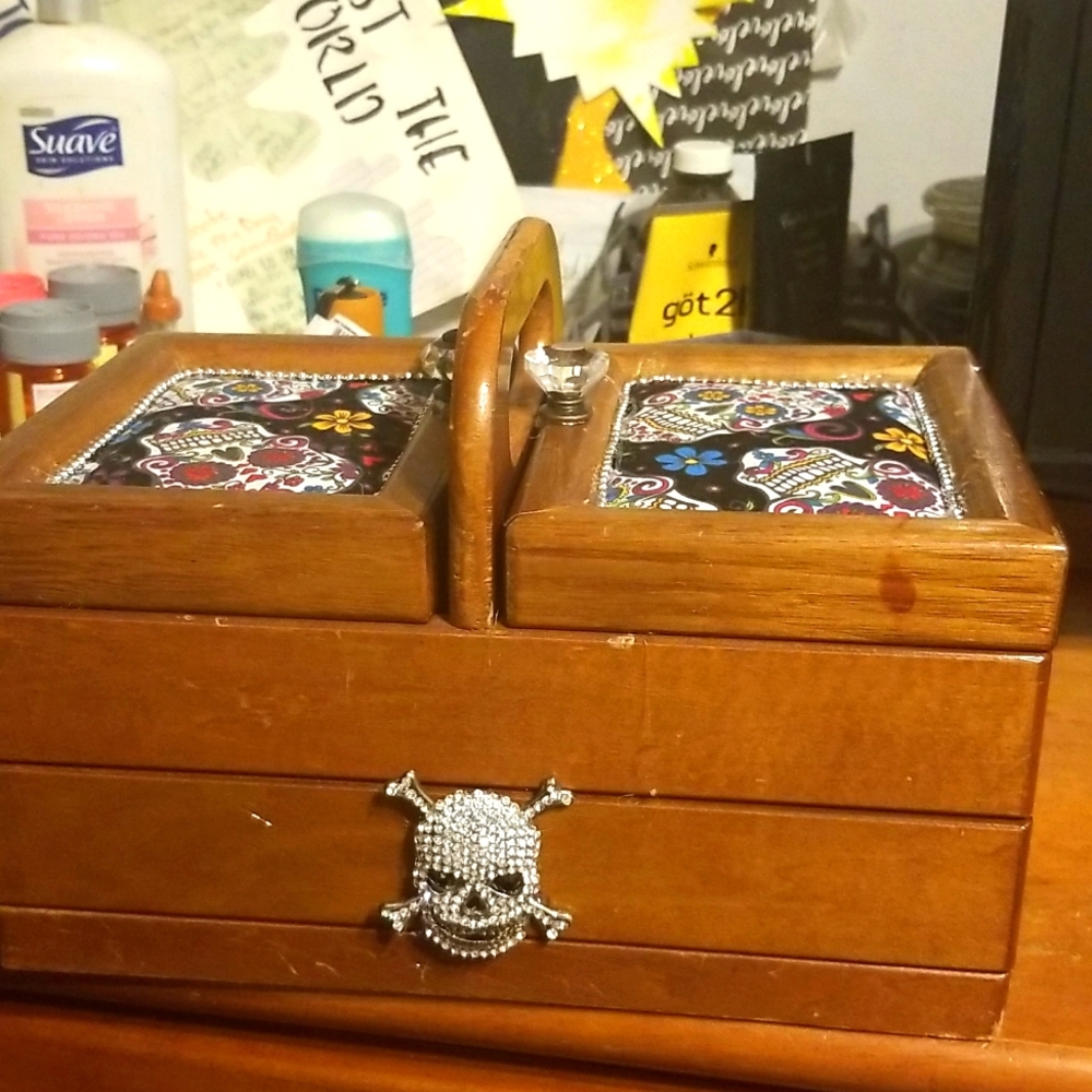 Skull box